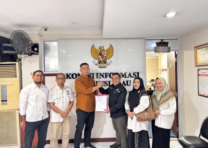 Langkah Berani! Pemkab Kampar Jadi yang Pertama Serahkan Dokumen SAQ ke KI Riau 2025