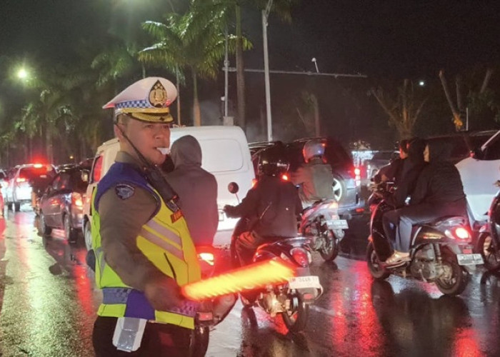 Pengamanan Lalu Lintas Pekanbaru Sukses Besar! Ditlantas Polda Riau Terjang Hujan Demi Malam Tahun Baru 2026