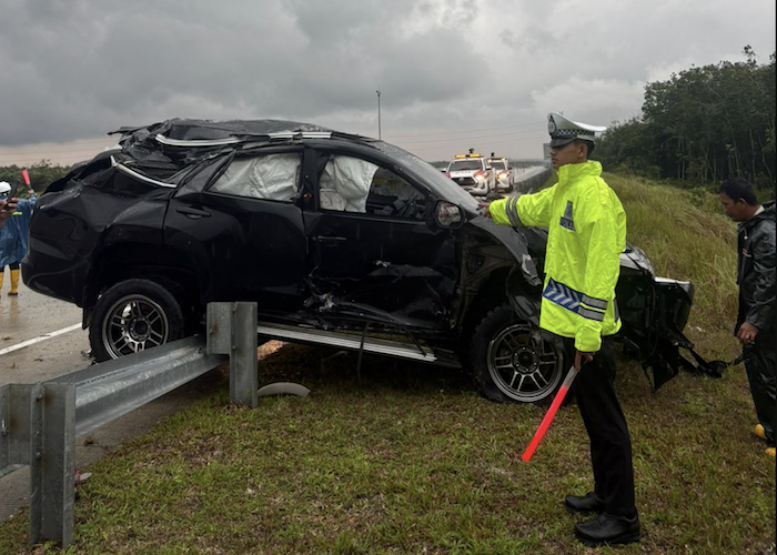 Mahasiswa Terluka Usai Kendarai Fortuner Tabrak Pembatas Tol Pekanbaru-Bangkinang Km 12.00 B