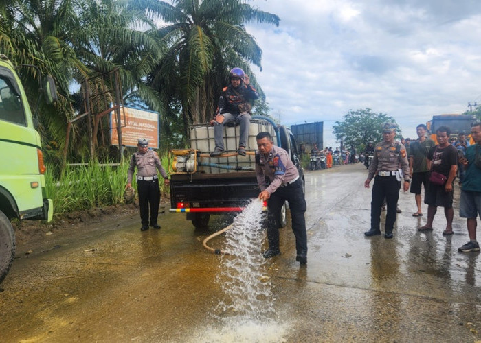 4 Truk Tabrakan Beruntun di Jalan Pekanbaru-Duri, CPO Tumpah Bikin Jalan Licin