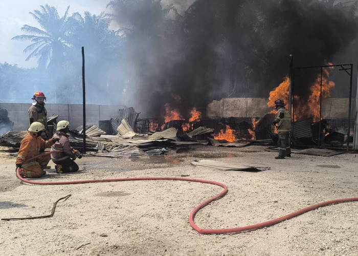 Gudang Solar Ilegal Terbakar di Pekanbaru, Diduga Milik Oknum Mantan Anggota TNI AU