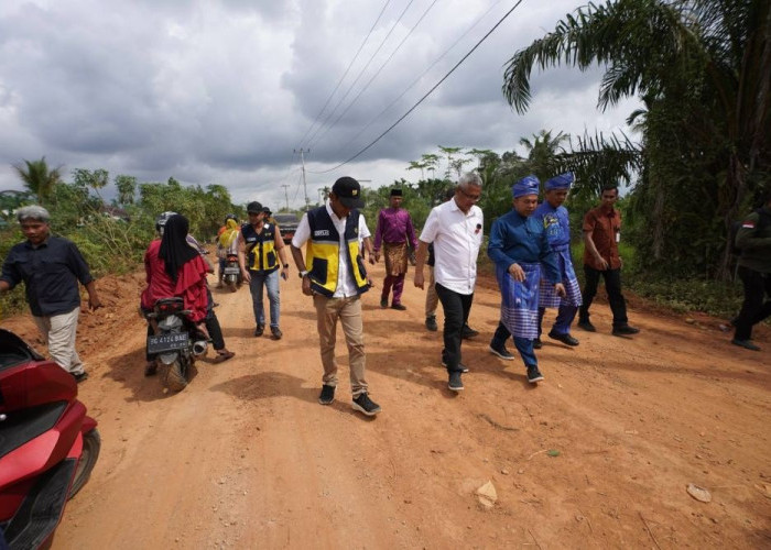 Gubri Abdul Wahid Tinjau Proyek Jalan Tembilahan–Kuala Saka, Dorong Percepatan Infrastruktur Riau