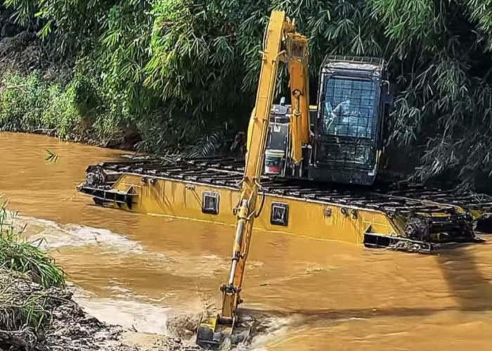 Gempur Sedimentasi, Pemko Pekanbaru Terjunkan Ekskavator Amfibi Jinakkan Banjir Sungai Sail