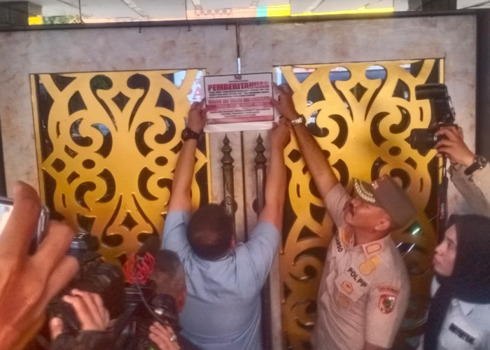 Pekanbaru Membara! Wali Kota Segel Paksa New Paragon Usai Heboh Dugaan Pesta Waria, Izin Terancam Dicabut!