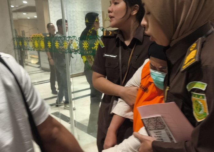 Tersangka Korupsi PI 10 Persen Rohil Pingsan Saat Digiring ke Mobil Tahanan Kejati Riau
