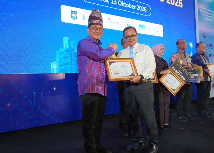 Sekda Provinsi Riau Syahrial Abdi Terima Penghargaan Kepemimpinan Digital Terbaik 2026