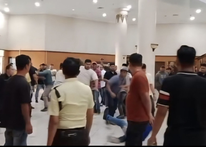 Politisi Golkar Baku Hantam di DPRD Riau saat Rapat, Satu Sekuriti Dilarikan ke RS