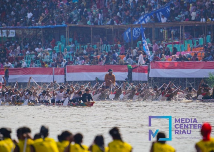 Festival Pacu Jalur 2025 Resmi Dibuka, Ribuan Wisatawan Padati Tepian Narosa