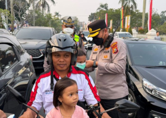 Kabut Asap Pekanbaru Membahayakan, Polresta Bagikan 1.700 Masker Gratis