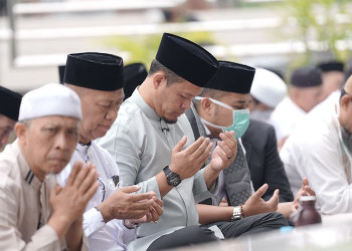 Salat Istisqa Serentak di Pekanbaru: Warga Menatap Langit Memohon Hujan Pemadam Asap