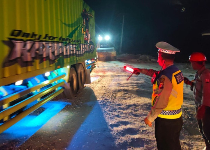 AWAS KENA REKAM! Nekat Terobos Buka-Tutup Jalintim Pelalawan, Siap-Siap Polisi Langsung Tilang di Tempat!