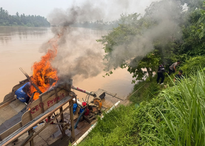 Bertuliskan 'CEO Perintis', Rakit Tambang Emas Ilegal Hangus Dibakar Polsek Cerenti di Sungai Kuantan