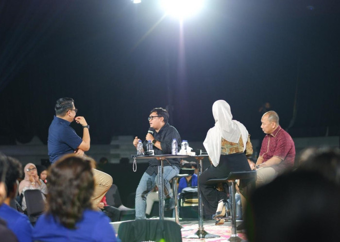 Kopdar Total Politik di UGM Ricuh: Massa Ambil Alih Panggung Hingga Menteri Kena Siram!
