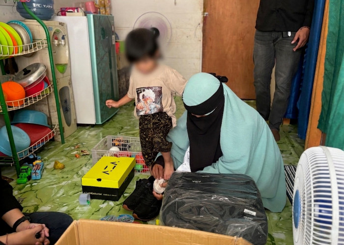 Kisah Mandala Bikin Haru, Brand Sepatu AZA dan Disway Grup Kirim Bantuan untuk Keluarga di Samarinda