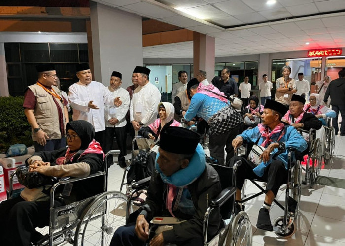 Keberangkatan Haji Tertunda! 438 Jemaah Riau Gagal Terbang ke Madinah, Menunggu Kepastian di Batam