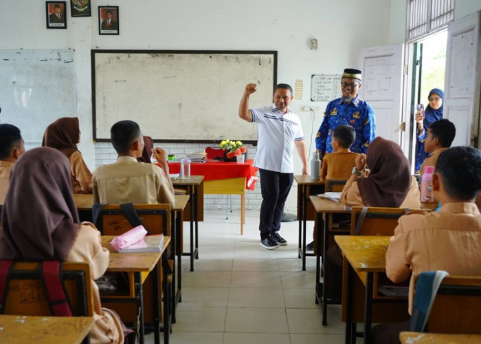 Gubernur Riau Abdul Wahid Motivasi Siswa SMAN Plus Lewat Kunjungan Humanis