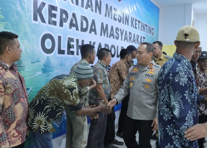 Akselerasi Ekonomi Pesisir, Kapolda Riau Salurkan 20 Mesin Ketinting ke Nelayan