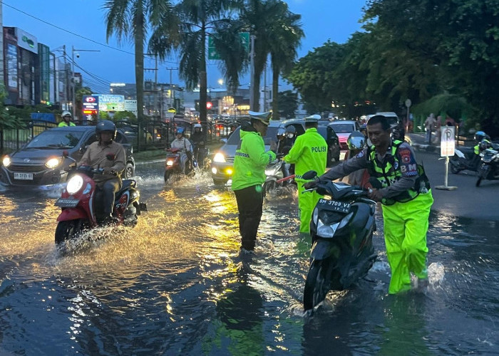 Hujan Deras Lumpuhkan Lalu Lintas Pekanbaru, Ditlantas Polda Riau Gerak Cepat Urai Kemacetan