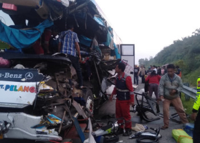 Sopir Diduga Microsleep, Bus Pelangi Hantam Tronton di Tol Pekanbaru-Dumai Dua Orang Tewas