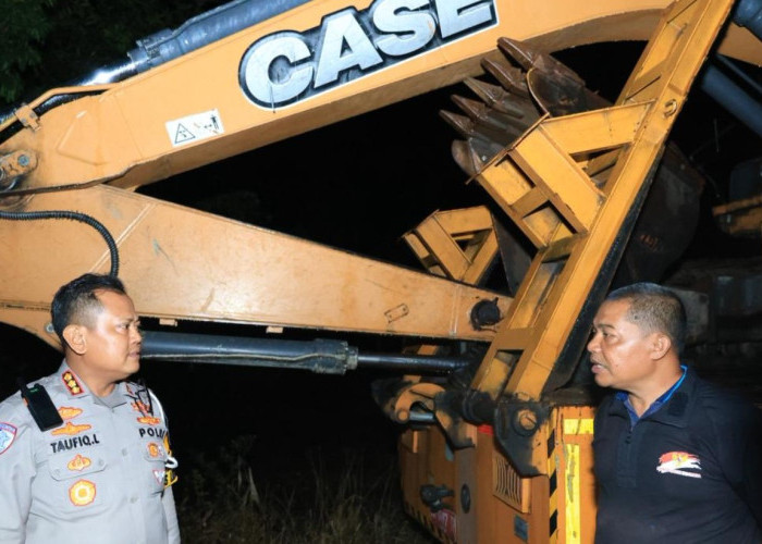 Polda Riau Kembali Kirim 3 Alat Berat Bantu Pemulihan Pascabencana Banjir di Agam