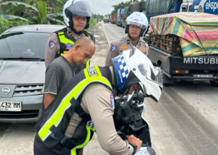 Macet Parah di Jalan Lintas Timur Pelalawan, Polisi Tilang Sopir yang Nekat Serobot Antrean