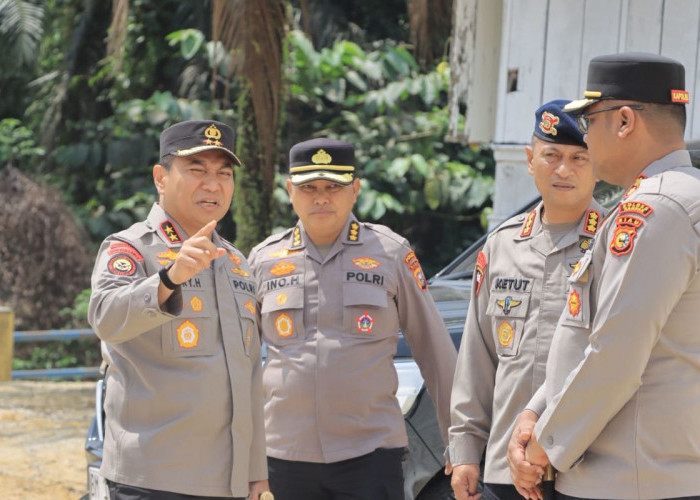 Menyulap Desa Gobah: Kapolda Riau Turun Tangan Poles Jembatan Merah Putih