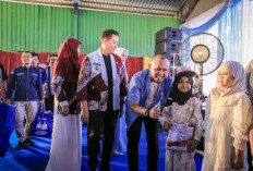 Wako Agung Nugroho Berikan Seragam Gratis untuk Anak Sekolah