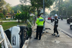 Mobil Brio Dikemudikan Anggota TNI Tabrak Tiang CCTV dan Pagar Taman Budaya Pekanbaru