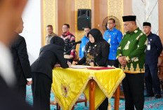 Bupati Afni Lantik 60 Pejabat Administrator dan Pengawas, Tekankan ASN Melayani Masyarakat. 