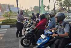 Udara Pekanbaru Buruk akibat Karhutla, Ditlantas Polda Riau Bagikan Ribuan Masker