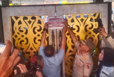 Pekanbaru Membara! Wali Kota Segel Paksa New Paragon Usai Heboh Dugaan Pesta Waria, Izin Terancam Dicabut!