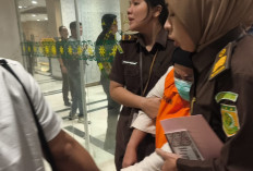 Tersangka Korupsi PI 10 Persen Rohil Pingsan Saat Digiring ke Mobil Tahanan Kejati Riau