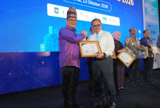 Sekda Provinsi Riau Syahrial Abdi Terima Penghargaan Kepemimpinan Digital Terbaik 2026