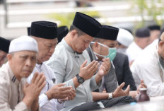 Salat Istisqa Serentak di Pekanbaru: Warga Menatap Langit Memohon Hujan Pemadam Asap
