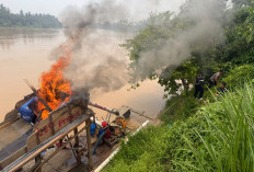 Bertuliskan 'CEO Perintis', Rakit Tambang Emas Ilegal Hangus Dibakar Polsek Cerenti di Sungai Kuantan