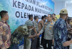 Akselerasi Ekonomi Pesisir, Kapolda Riau Salurkan 20 Mesin Ketinting ke Nelayan