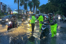 Hujan Deras Lumpuhkan Lalu Lintas Pekanbaru, Ditlantas Polda Riau Gerak Cepat Urai Kemacetan