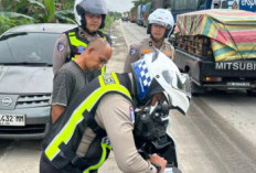 Macet Parah di Jalan Lintas Timur Pelalawan, Polisi Tilang Sopir yang Nekat Serobot Antrean